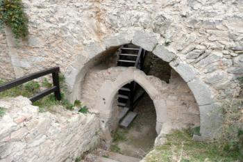 starší a mladší portál gotické druhé branské věže před jádrem ( © Jan P. Štěpánek 09/2008)