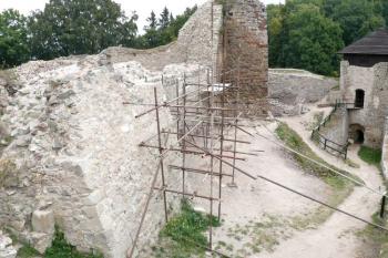 pohled z torza 2. branské věže do prostoru mezibranského parkánu a na zakonzervovanou 1. branskou věž ( © Jan P. Štěpánek 09/2008)