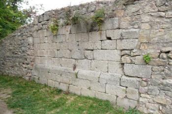 pozůstatek hranolové pozdně románské věžice při jižní hradbě jádra hradu ( © Jan P. Štěpánek 09/2008)