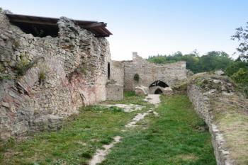 prostor jv. parkánu za 2. branskou věží (v pozadí) ( © Jan P. Štěpánek 09/2008)