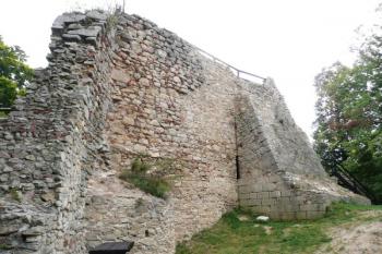 pohled na torzo západního paláce z místa severozápadní parkánové bašty ( © Jan P. Štěpánek 09/2008)