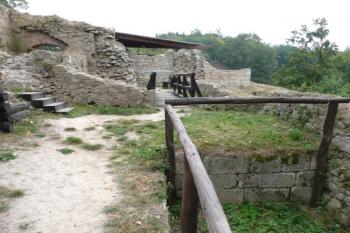 prostor jižní části západního paláce ( © Jan P. Štěpánek 09/2008)