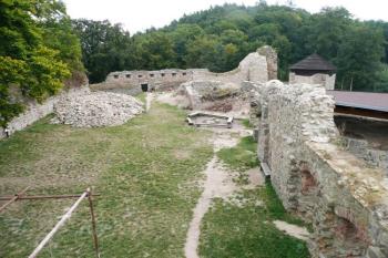 pohled ze západního paláce k východu na nádvoří hradu ( © Jan P. Štěpánek 09/2008)