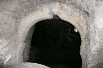 kamenný portálek v suterénu západního paláce ( © Jan P. Štěpánek 09/2008)