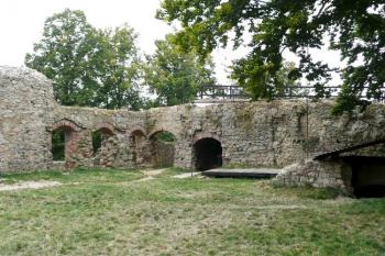 pohled na západní část nádvoří hradu ( © Jan P. Štěpánek 09/2008)