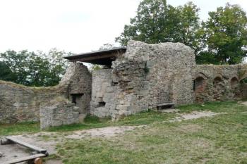 jižní fronta nádvoří s pozůstatkem jižního paláce, který obestavěl torzo románské břitové věže (pod přístřeškem) ( © Jan P. Štěpánek 09/2008)