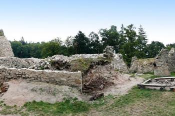 východní polovina jižní fronty nádvoří s torzem východního a jižního paláce ( © Jan P. Štěpánek 09/2008)