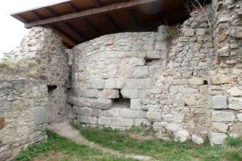torzo přízemí románské oválné věže s břitem obestavené pozdějším jižním palácem ( © Jan P. Štěpánek 09/2008)