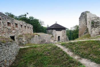 východní parkán horního hradu s první branskou věží v pozadí ( © Jan P. Štěpánek 09/2008)