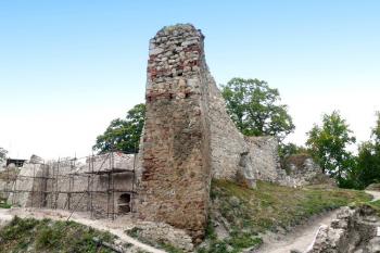 pohled na jádro hradu Lukova od první branské věže ( © Jan P. Štěpánek 09/2008)