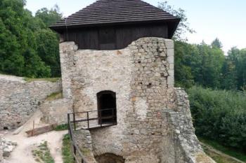 1. branská věž v pohledu od jádra hradu ( © Jan P. Štěpánek 09/2008)