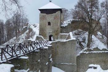 Hrad Lukov v zimě (© Jaroslav Řezáč 2003)