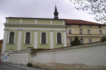 mateřinec boromejek u kostela sv. Karla Borromejského Praha 1-Malá Strana (© Vlastislav Mareček, 04/2008)
