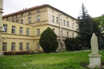 mateřinec boromejek u kostela sv. Karla Borromejského Praha 1-Malá Strana (© Vlastislav Mareček, 04/2008)