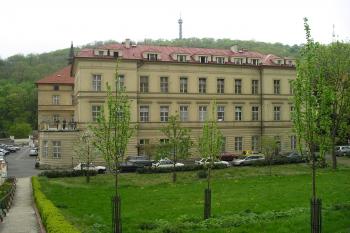 mateřinec boromejek u kostela sv. Karla Borromejského Praha 1-Malá Strana (© Vlastislav Mareček, 04/2008)