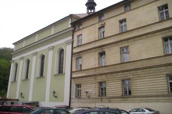 mateřinec boromejek u kostela sv. Karla Borromejského Praha 1-Malá Strana (© Vlastislav Mareček, 04/2008)