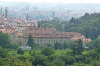 mateřinec boromejek u kostela sv. Karla Borromejského Praha 1-Malá Strana (© Vlastislav Mareček, 07/2016)