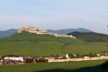 celkový pohled na hrad od západu s opevněním Kapituly v popředí ( © Jan P. Štěpánek 06/2013)