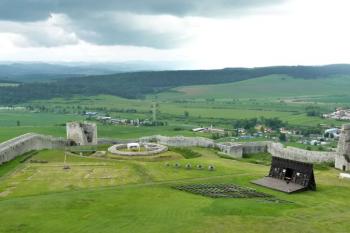 dolní nádvoří hradu s Jiskrovou pevností ( © Jan P. Štěpánek 06/2013)