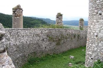 Příkop chránící hlavní bránu ( © Petr Turyna 08/2005)