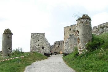 Mohutné pilóny chránící hlavní bránu ( © Petr Turyna 08/2005)