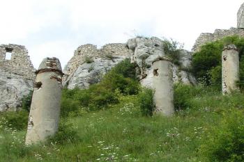 Pilóny před hlavní branou ( © Petr Turyna 08/2005)