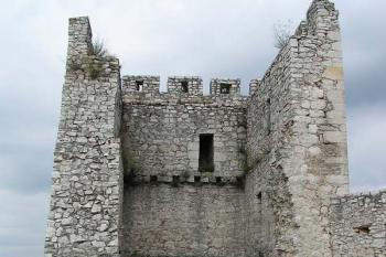 Pěkně zachovalé cimbuří na věži fortifikace nejspodnějšího nádvoří ( © Petr Turyna 08/2005)