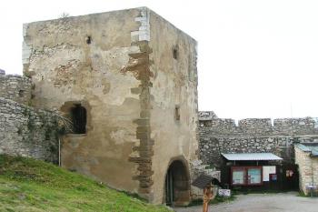 Věžovitá hlavní brána ( © Petr Turyna 08/2005)