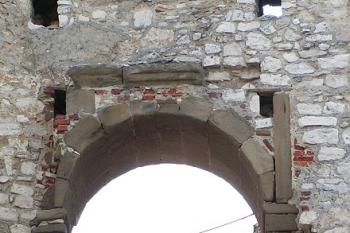 Bývalá vstupní brána románského hradu ( © Petr Turyna 08/2005)
