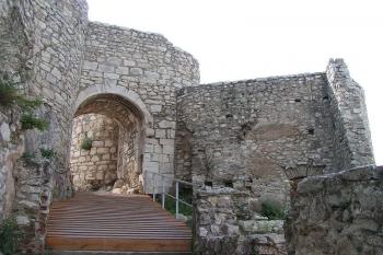 Novejší brána románského hradu ( © Petr Turyna 08/2005)
