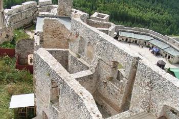 Jižní část západního paláce ( © Petr Turyna 08/2005)