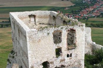 Starý románský palác na severu ( © Petr Turyna 08/2005)