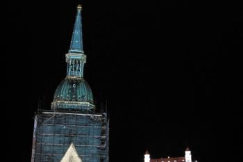 věž katedrály a hrad v pohledu ze sanktusníku katedrály ( © Jan P. Štěpánek 08/2011)