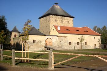 Kestřany - Dolní tvrz, jihovýchodní pohled (© Josef Sosna, 10/2011)