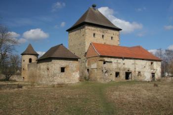 Dolní tvrz od jihovýchodu ( © Filip Matoušek 03/2005)