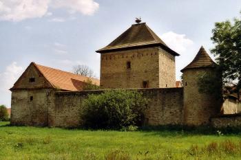 Tvrz od severozápadu (© Jiří Cukr, 08/2003)