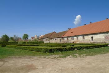 barokní zahrada; vpozadí hospodářská stavení (© Jaroslav Špiroch  05/2022)
