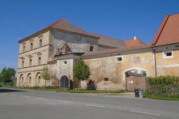 pohled na zámek a zámeckou kapli ze jihovýchodu (© Jaroslav Špiroch  05/2022)