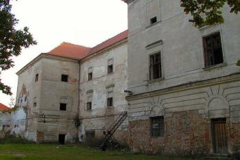 zámecká budova od severovýchodu ( © Pavel Zany Komárek 29.9. 2001)