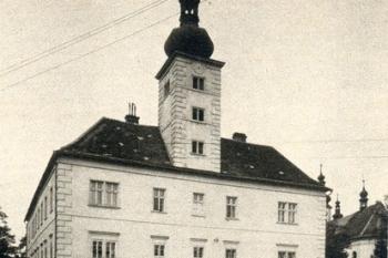  (Zámek :zdroj: 'kolektiv; Hrady, zámky a tvrze v Čechách, na Moravě a ve Slezsku I.; Praha 1981;)