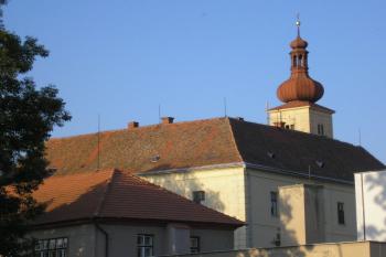 zadní partie zámku  od jihovýchodu ( © Ondřej Štěpánek 09/2006)