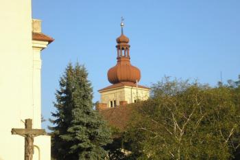 zámek a zámecká věž od západu (v popředí vlevo farní kostel sv. Ondřeje) ( © Ondřej Štěpánek 09/2006)