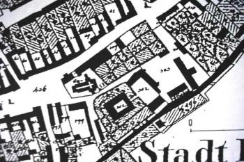 situace zámku na mapě stabilního katastru z roku 1826. Zámek je ta čtyřkřídlá stavba poblíž kostela obklopená parkově upravenými příkopy ( © K.Kuča)