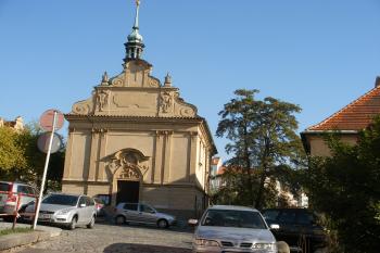 Západní průčelí kostela sv. Mikuláše (© Jiří Špaček, 11/2015)