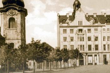 Věž kostelíka a osamocená budova spořitelny (© fotorepro)