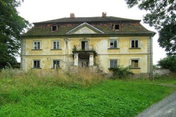 Celkový pohled na vstupní průčelí z prostoru dvora ( © Filip Matoušek 08/2005)