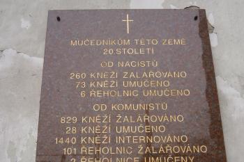 Pamětní deska obětem totalit (©doxa  , 02/2014)