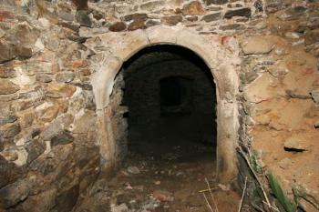 Jeden z portálků dochovaných ve sklepení ( © Filip Matoušek 06/2005)