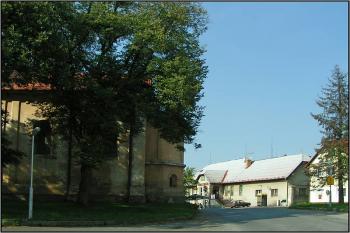 Kněžiště kostela s údajnou polohou dávné tvrze ( © Petr Turyna 08/2005)