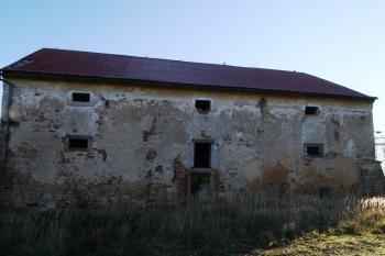 Západní stěna tvrze (© Petr Nožička 11/2018)